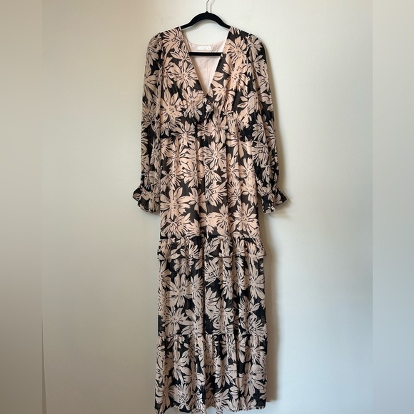 ILLA ILLA Dresses & Skirts - Illa illa Floral Maxi Size M